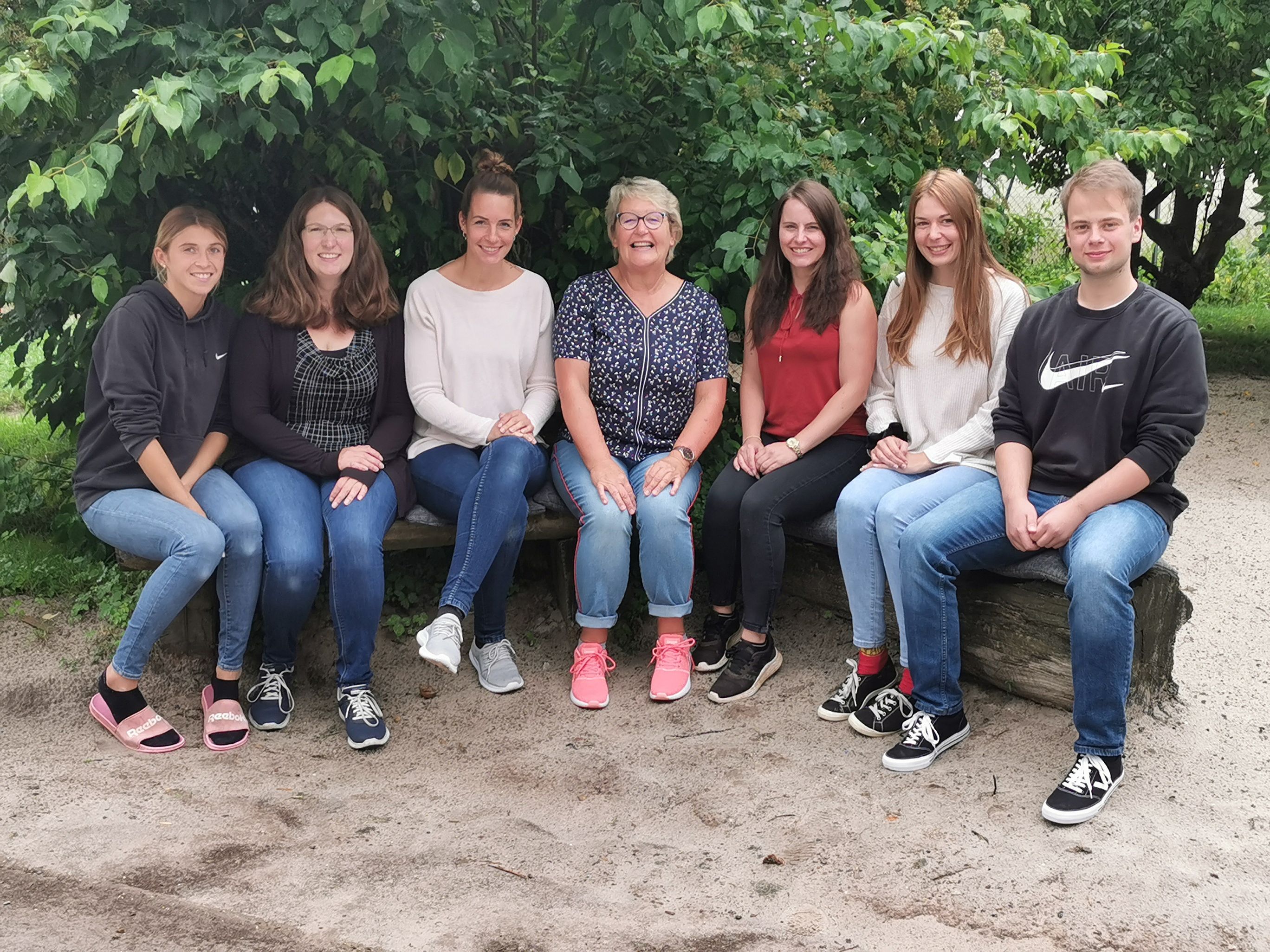 vlnr: Sofia Borrelli, Julia Bolse, Wiebke Selseler, Heike Suslik, Laureen Dannhauer, Jana Baetens, Andreas Kalfa