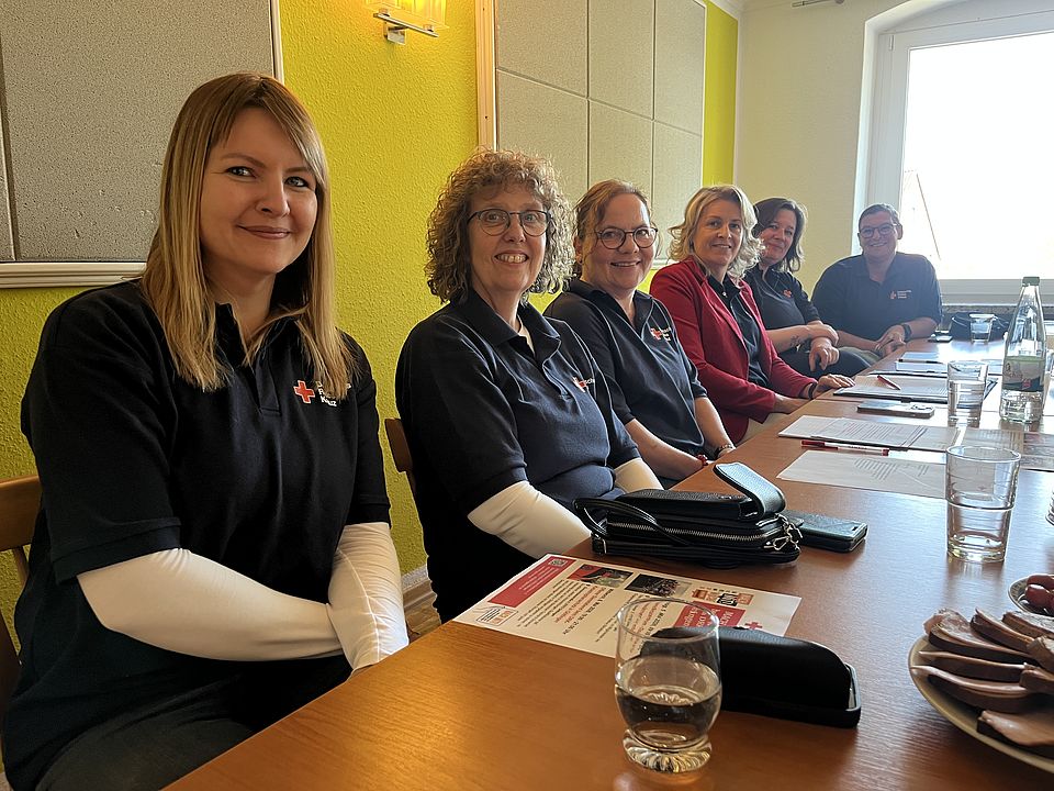 2026_04_23_Hollenstadt_Jahreshauptversammlung_23_04_2026__3_.jpeg Mitglieder des DRK-Ortsvereins Hollenstedt bei der Jahrshauptversammlung 2026 am Tisch sitzend