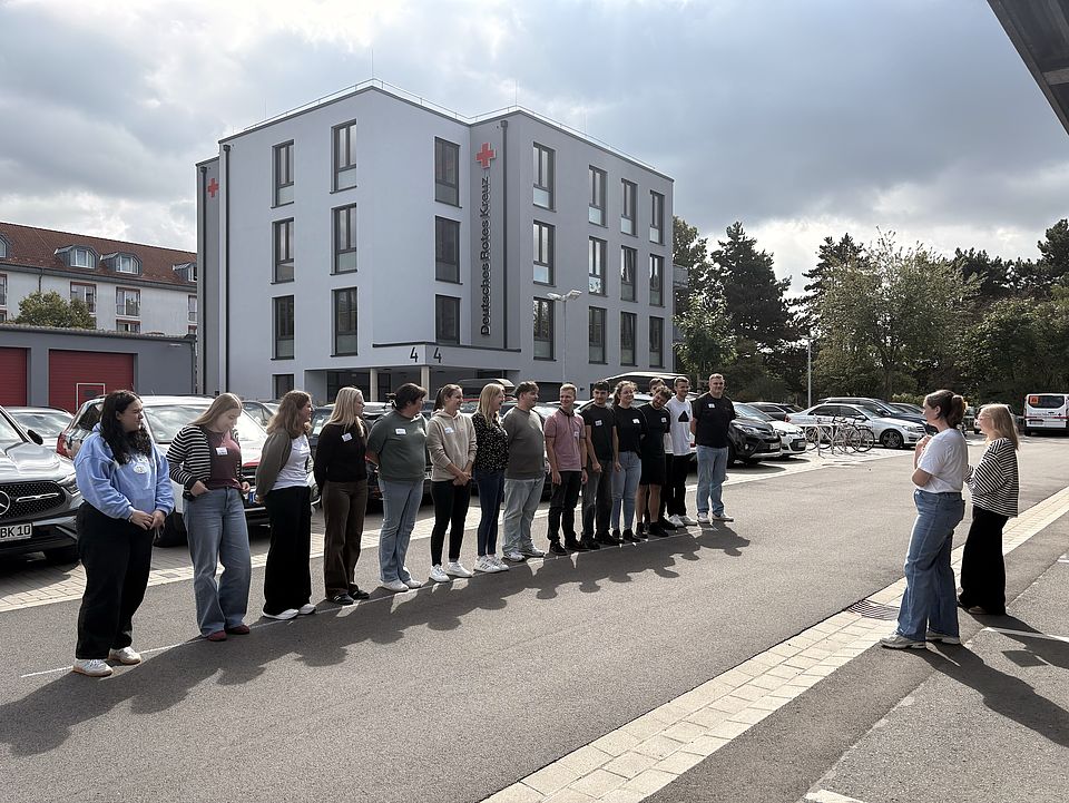 2026_09_01_Ausbildungsbeginn_RD__7_.jpg Neue Auszubildende im DRK-Rettungsdienst machen ein Kennlernspiel auf dem Hof der Zimmermannstraße 4 beim DRK-Kreisverband Göttingen-Northeim e.V., alles stehen auf einem Zeitstrahl in einer Reihe