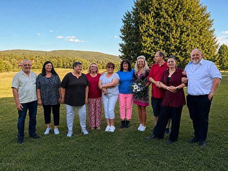 Mitarbeitende des DRK-Hausnotruf im DRK-Kreisverband Göttingen-Northeim e. V. beim Sommerfest auf einer Wiese