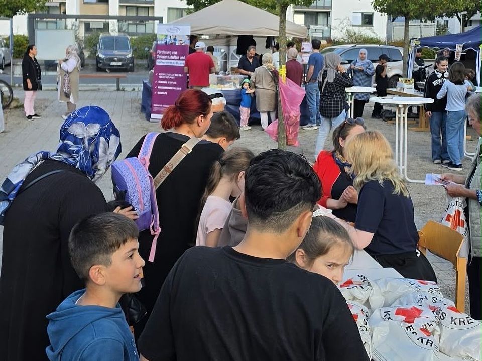 Menschen am Stand des DRK-Spendenzentrums beim interkulturellen Nachbarschaftsfest der Vielfalt in Göttingen-Grone