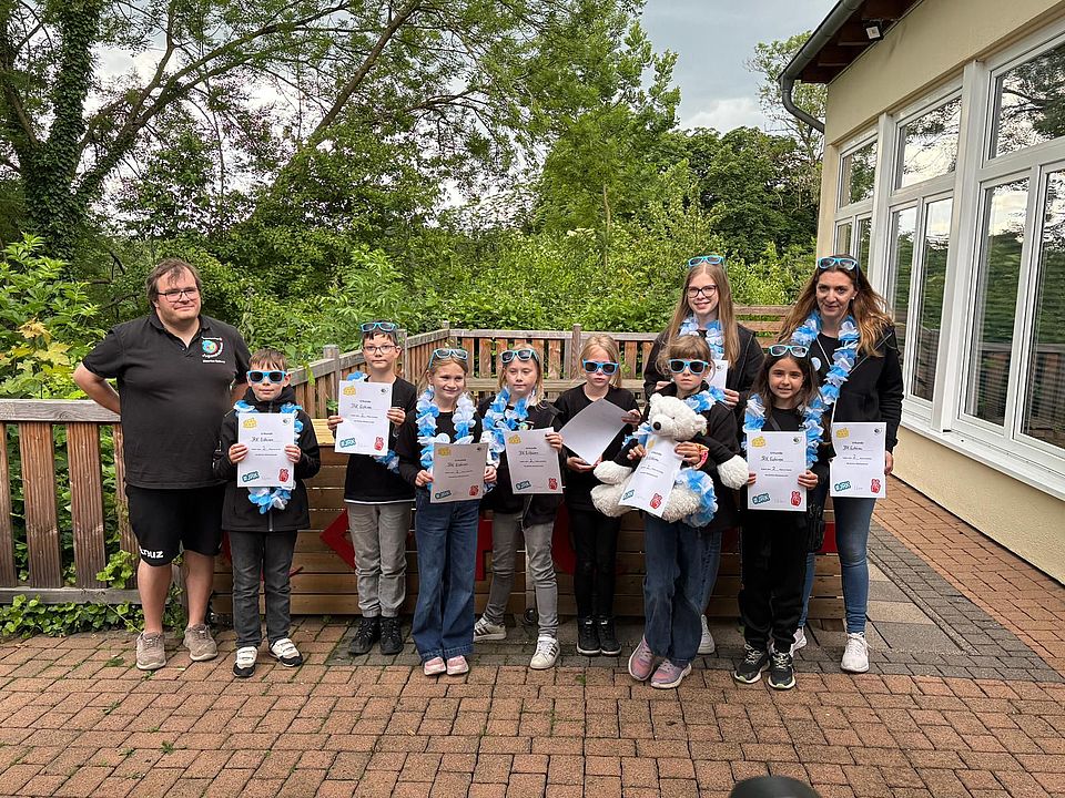 2026_06_06_Bezirkswettbewerb_JRK_Eisbären_zweiter_Platz.jpeg Jugendrotkreuz-Mitglieder aus Einbeck bei der Siegerehrung, Gruppenfoto mit Urkunden