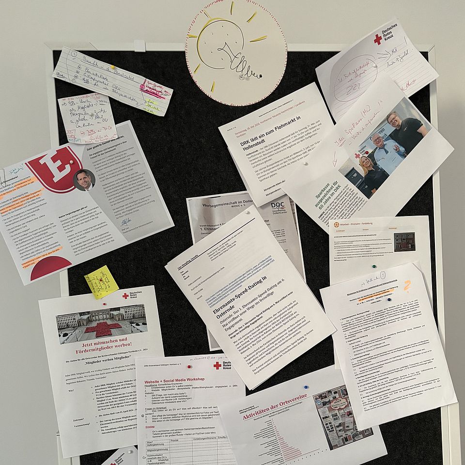 2026_06_10_Zukunftswerkstatt_der_Ortsvereine__8_.jpeg Pinnwand mit Informationsmaterial und Best-Practice-Beispielen aus dem DRK zur Vereinsarbeit und Mitgliedergewinnung im DRK-Kreisverband Göttingen-Northeim e. V.