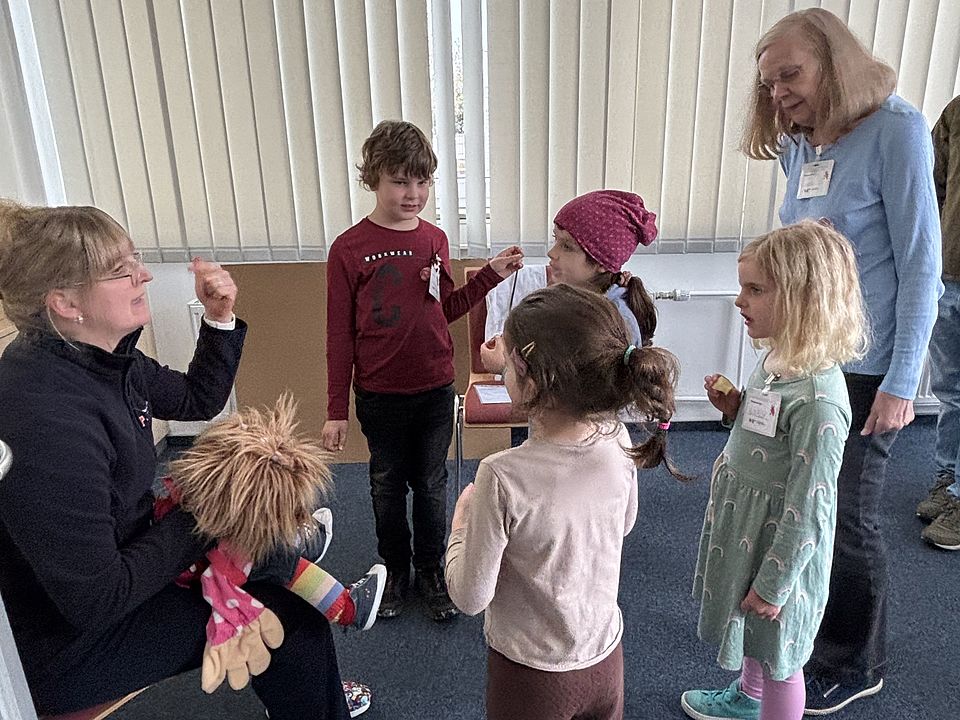 Kinder und Erwachsene der Evangelischen Familienbildungsstätte lernen beim DRK‑Kreisverband Göttingen‑Northeim an der Blutspendepuppe „Henriette“ spielerisch den Ablauf einer Blutspende kennen