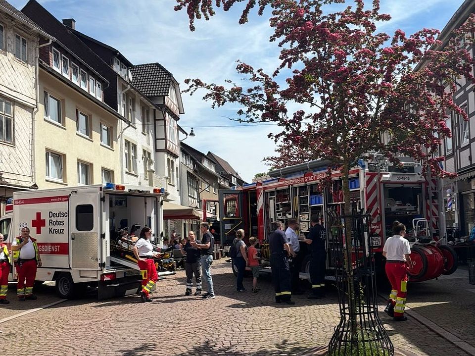 DRK-Infostand neben Rettungswagen beim Bienenmarkt Uslar informiert über Rettungsdienst und Ehrenamt.