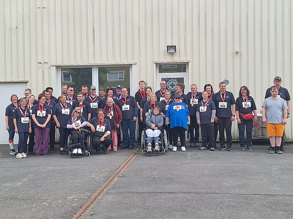 Gruppenfoto aller Teilnehmenden des FED des DRK beim Bierstadtlauf in Einbeck 2026