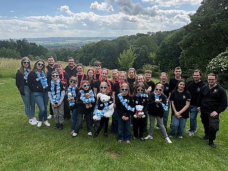 Jugendrotkreuz-Mitglieder aus Einbeck bei der Siegerehrung des JRK-Bezirkswettbewerbes, Gruppenfoto auf einer Wiese