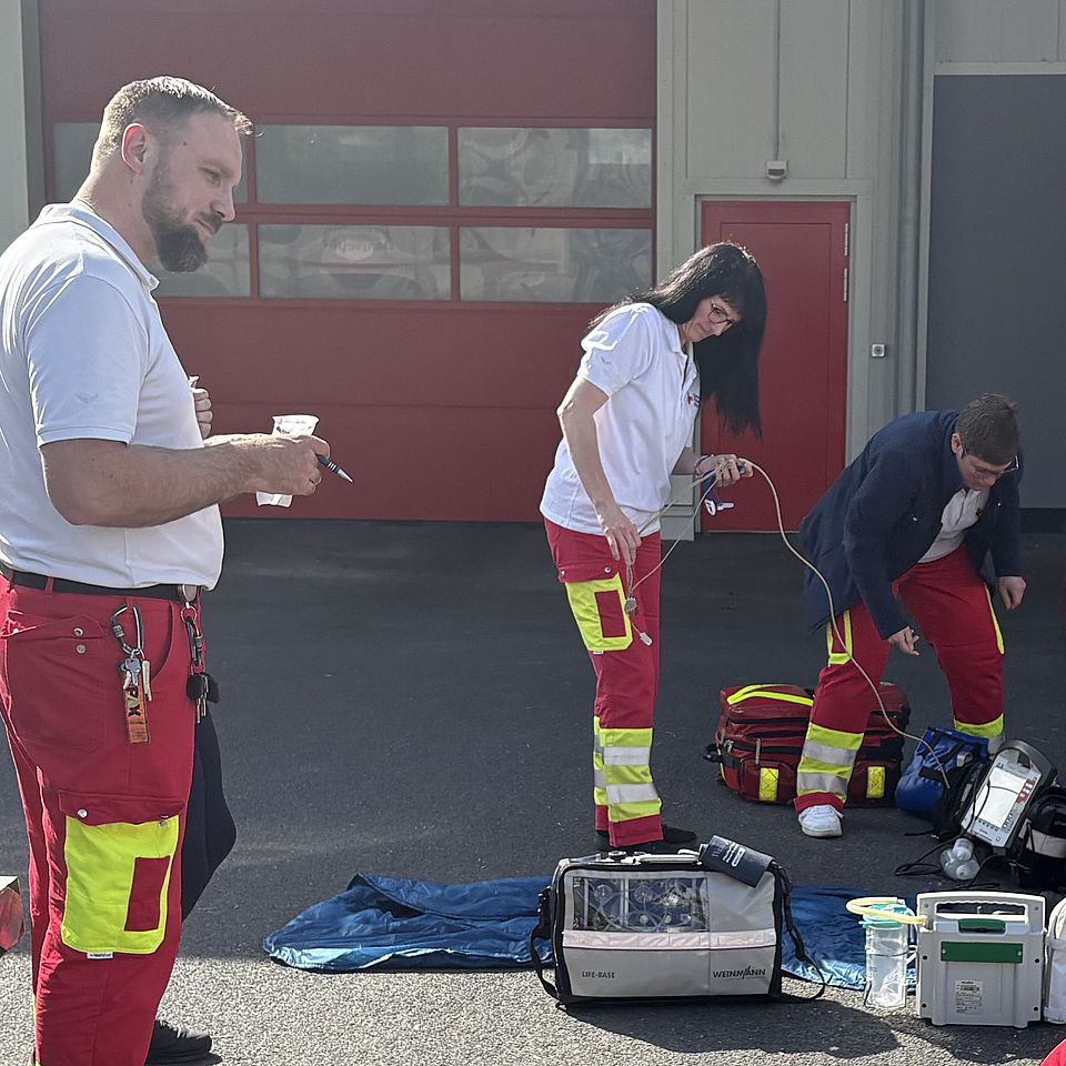 Übung des DRK-Rettungsdienstes auf dem Hof der Zimmermannstraße 4. Mehrere Rettungskräfte hantieren mit vorbereitetem Material