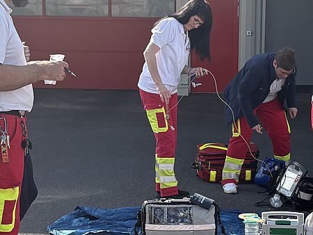 Übung des DRK-Rettungsdienstes auf dem Hof der Zimmermannstraße 4. Mehrere Rettungskräfte hantieren mit vorbereitetem Material