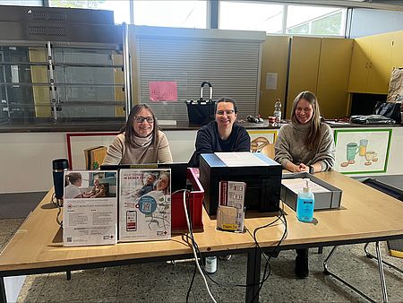 Anmeldetisch bei der Blutspende des DRK in Dassel mit drei ehrenamtlichen Helferinnen