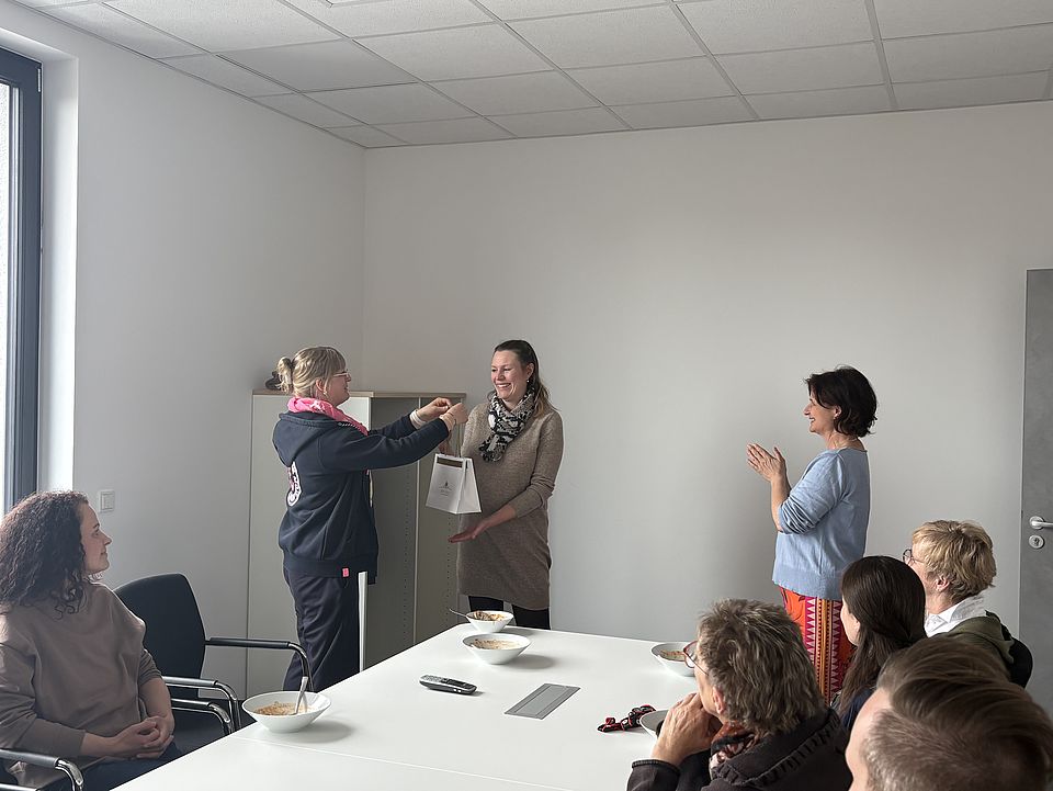 2026_03_17_Abschied_von_Stina__15_.jpg Vorstandsvorsitzende Petra Reußner und Mitarbeitende des DRK-Kreisverbandes Göttingen-Northeim verabschieden Stina Brüchmann und überreichen ein Geschenk