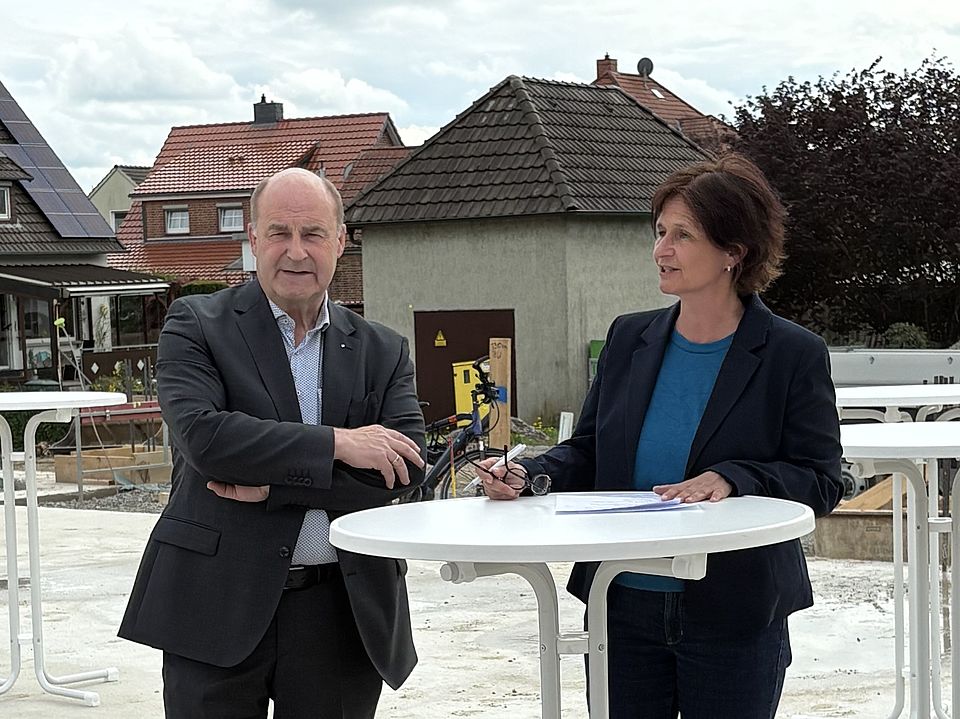 Rede von Petra Reußner bei der Grundsteinlegung für die DRK-Kita in Uslar. Bild am Redepult gemeinsam mit Bürgermeister Torsten Bauer