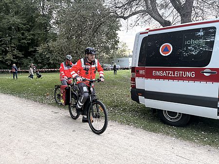 DRK-Bereitschaft Göttingen vor Einsatzfahrzeug mit E-Bikes der neuen DRK-Fahrradstaffel am Göttinger Kiessee beim Lichterlauf