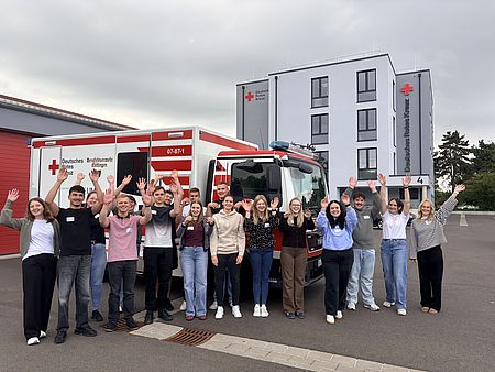 Neue Auszubildende im DRK-Rettungsdienst auf dem Hof der Zimmermannstraße 4 beim DRK-Kreisverband Göttingen-Northeim e.V., vor dem ITW und dem Verwaltungsgebäude