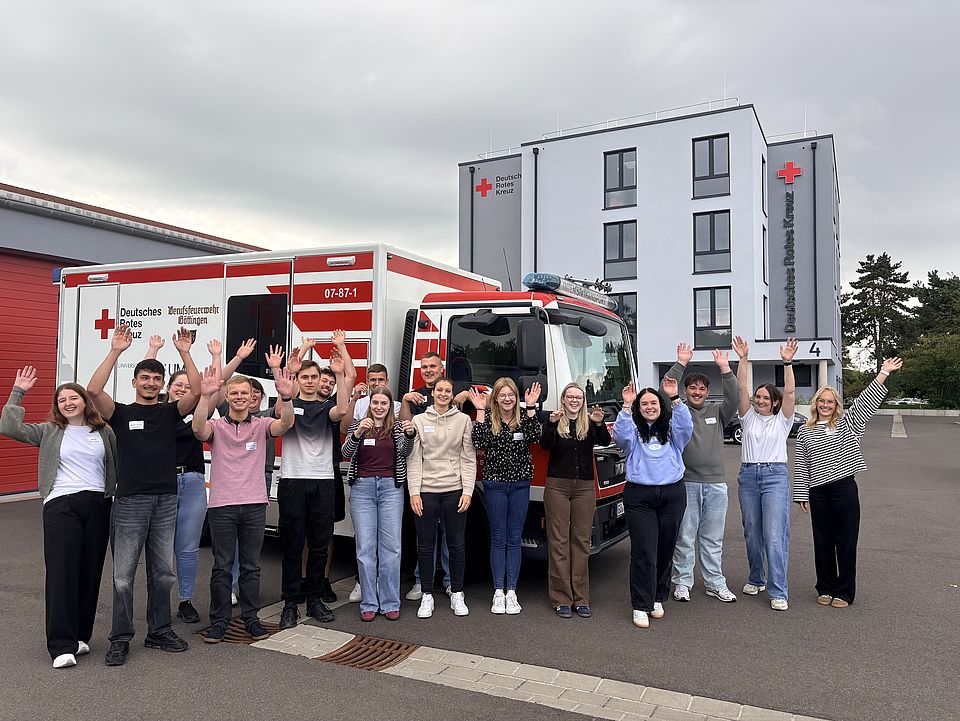 2026_09_01_Ausbildungsbeginn_RD__24_.jpeg Neue Auszubildende im DRK-Rettungsdienst auf dem Hof der Zimmermannstraße 4 beim DRK-Kreisverband Göttingen-Northeim e.V., vor dem ITW und dem Verwaltungsgebäude