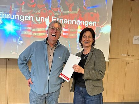 Bereitschaftsmitglied Markus Schiffer mit Geschäftsführerin um DRK-Kreisverband Göttingen-Northeim, Petra Reußner, bei der Ehrung für 45 Jahre Engagement auf der Göttinger Bereitschaftssitzung