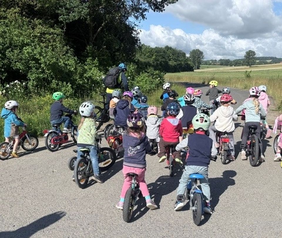 2026_09_17_Fahrradausflug_Kita_Jühnde_Fahrradtour1.docx.jpg Kinder der DRK-Kita Jühnde auf Fahrrädern mit Helmen beim Fahrradausflug