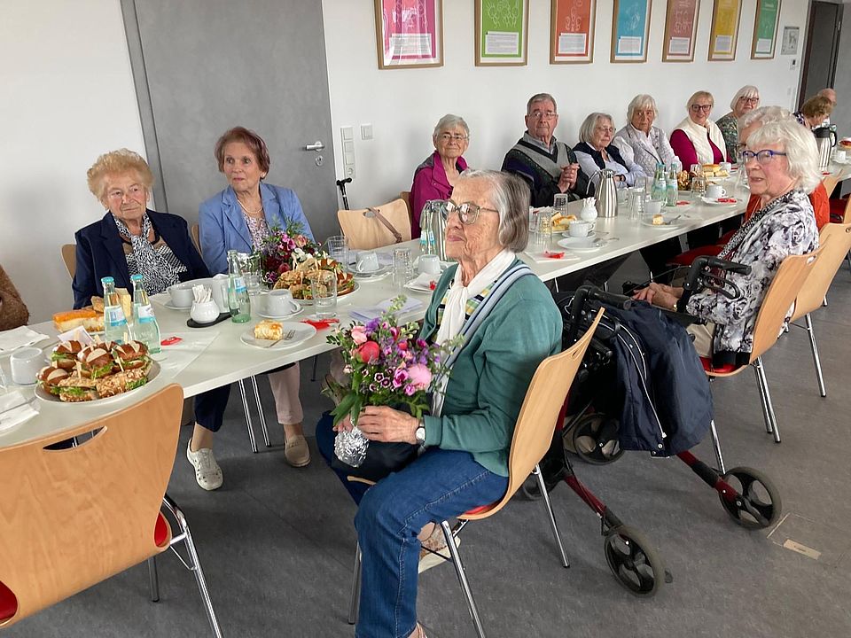 Jahreshauptversammlung des DRK-Ortsverein Göttingen, an den Tischen Mitglieder und Essen und Getränke