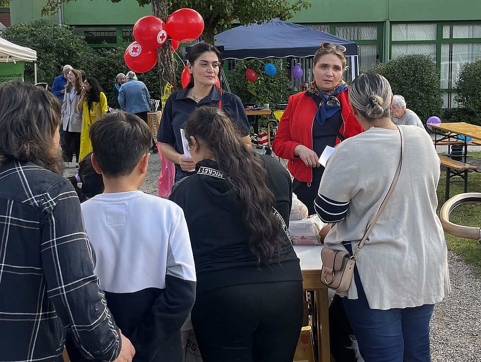 Menschen am Stand des DRK-Spendenzentrums beim interkulturellen Nachbarschaftsfest der Vielfalt in Göttingen-Grone