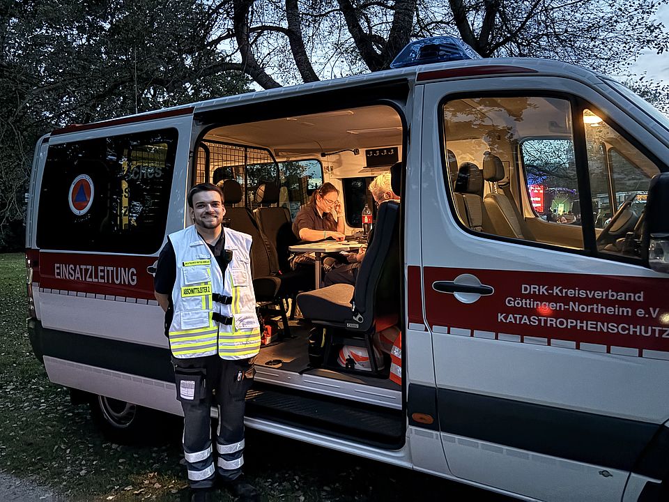 2026_09_26_Lichterlauf_am_Kiessee__14_.jpg DRK-Bereitschaft Göttingen beim Sanitätsdienst am Göttinger Kiessee beim Lichterlauf, Einsatzleitung Aristid Paulisch am Einsatzleitfahrzeug