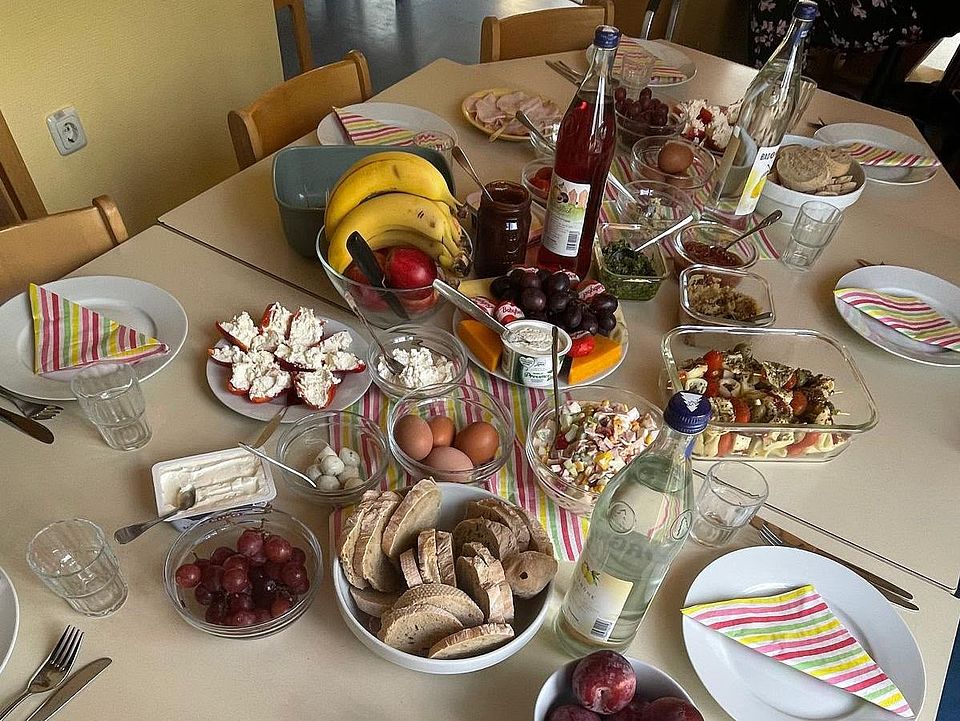 Gedeckter Tisch mit Essen in der DRK-Kita Löwenhagen in der Samtgemeinde Dransfeld