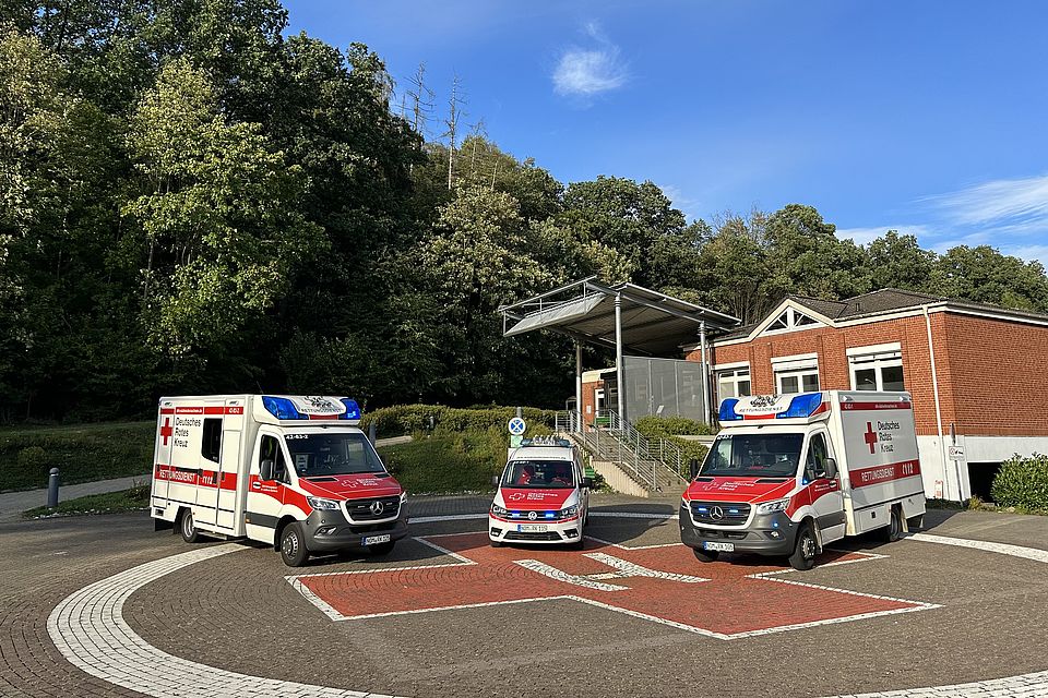 Fahrzeuge vor der Rettungswache Bad Gandersheim