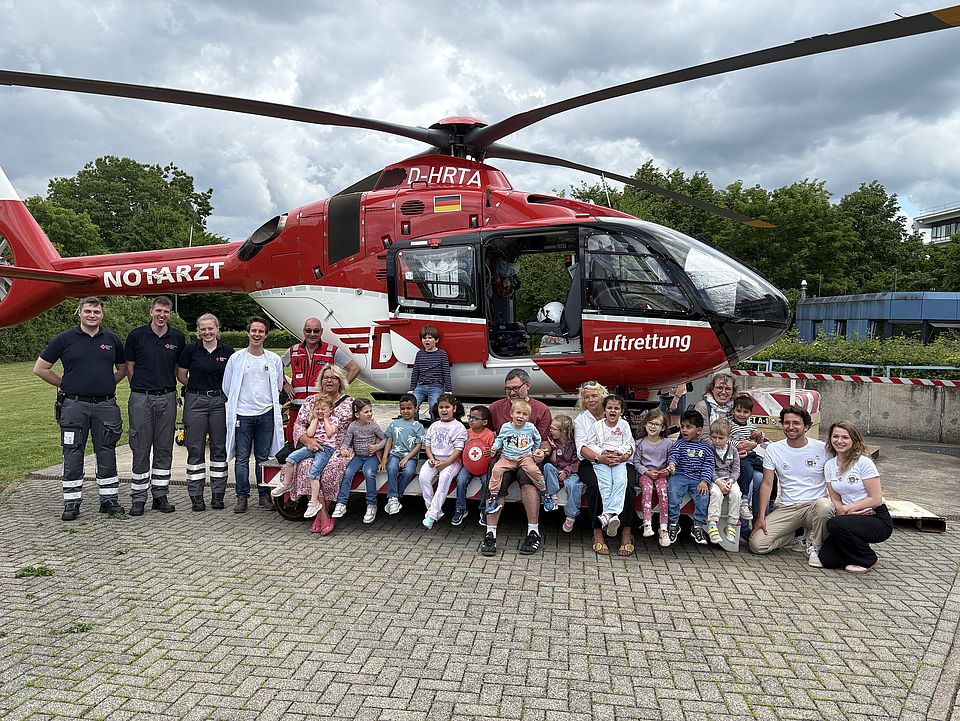 2026_06_01TBK_Teddybärkrankenhaus_UMG__Kita_Bovenden_5_.jpg Ehrenamtliche der DRK-Bereitschaft und Kinder der DRK-Kita Bovenden vor dem Hubschrauber bei der Teddybärkrankenhaus