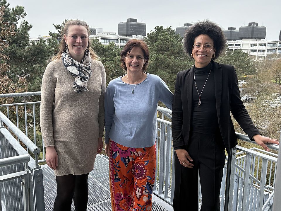 2026_03_17_Abschied_von_Stina__25_.jpg Mitarbeiterinnen des DRK-Kreisverbandes Göttingen-Northeim, Stina Brüchmann und Johanna Ropertz, sowie Vorstandsvorsitzende Petra Reußner, bei der Verabschiedung von Stina Brüchmann als Vorstandsassistenz