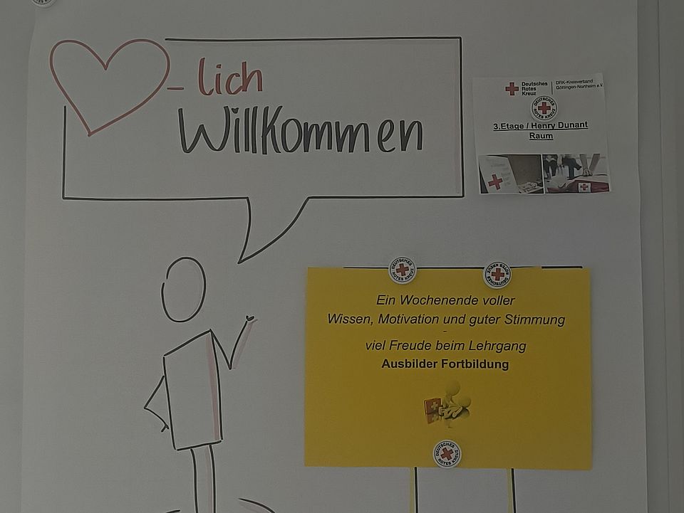 2026_05_31_Ausbilderschulung_Erste_Hilfe_vom_DRK-Landesverband__9_.jpg DRK-Fortbildung: Begrüßungsplakat „Herzlich Willkommen“ zur Ausbilderschulung Erste Hilfe im Seminarraum