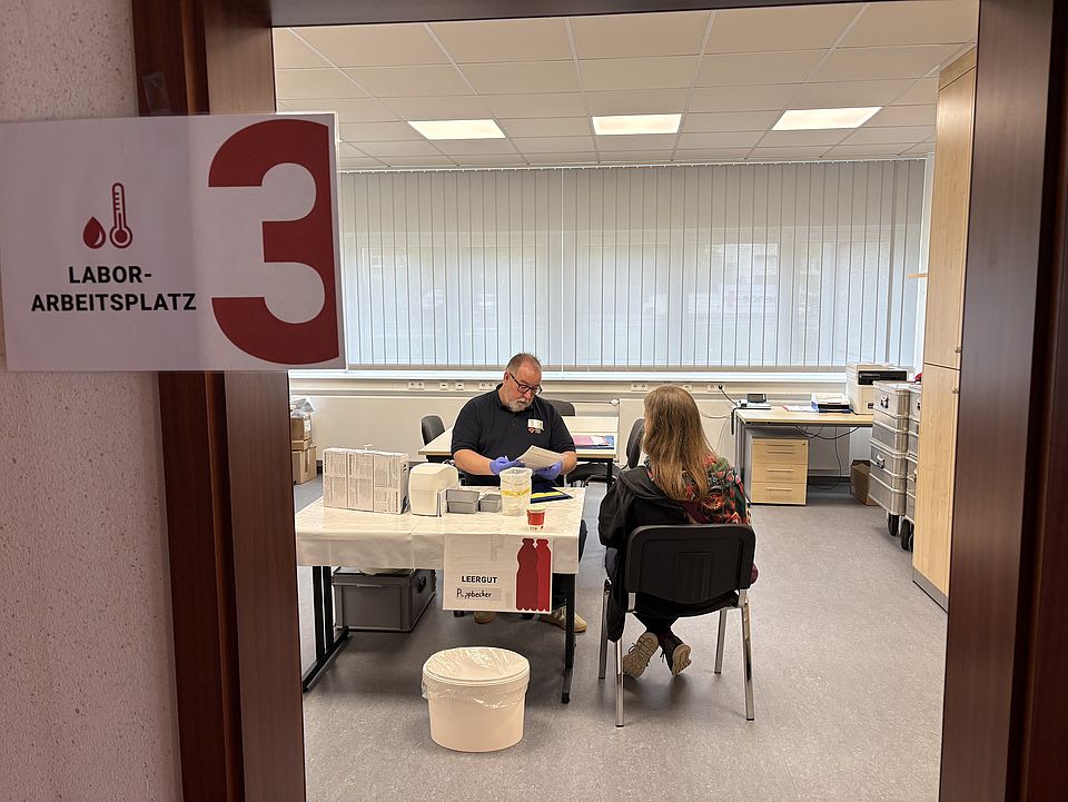 Blutspendeaktion beim DRK-Kreisverband Göttingen-Northeim e. V., Laborraum mit einem Mitarbeiter des Blutspendedienstes und einer Blutspenderin bei der Laborkontrolle