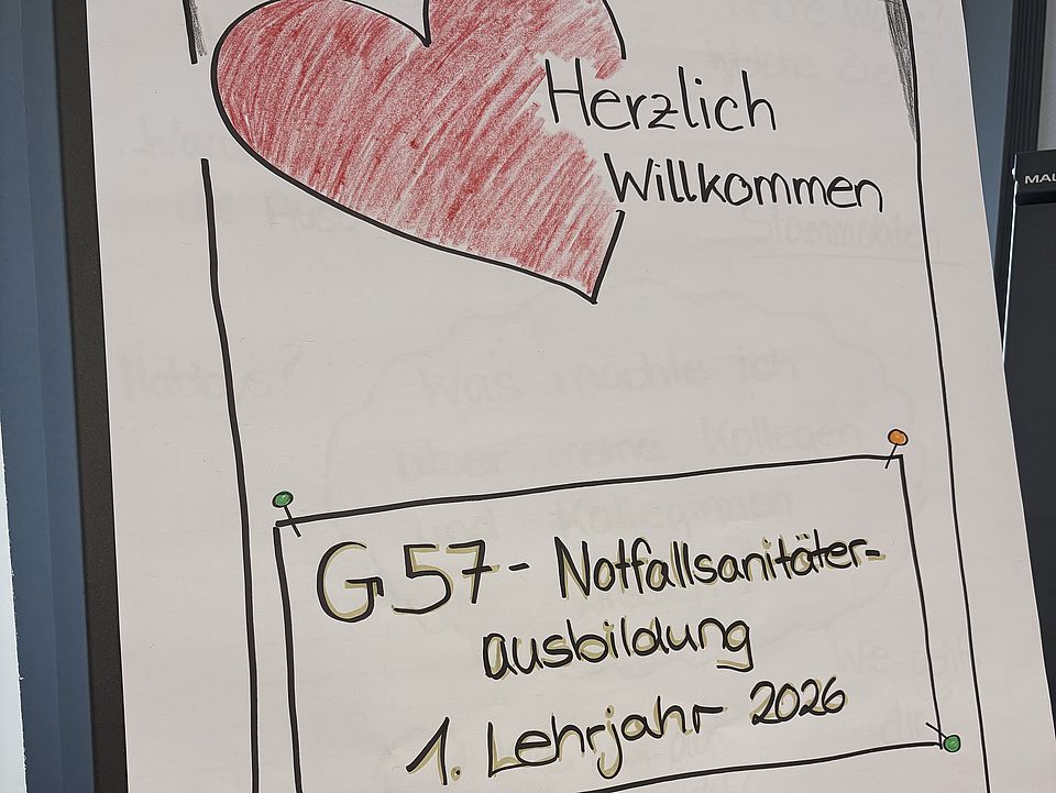 2026_09_01_Ausbildungsbeginn_RD__855.jpg Flipchart mit Begrüßungstext für neue DRK-Rettungsdienst-Auszubildende