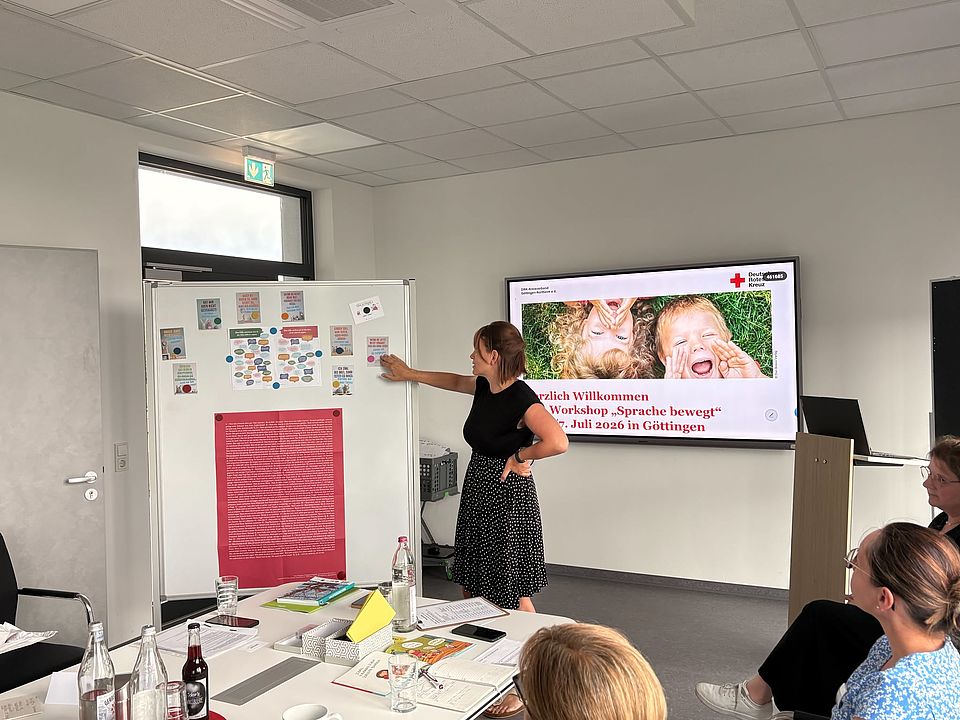 2026_07_07_Workshop_Sprache_und_Adultismus_für_pädagogische_Fachkräfte__15_.jpeg Referentin erklärt Inhalte zu Sprache und Adultismus beim internen Workshop der DRK‑Kita-Fachberatung in Göttingen