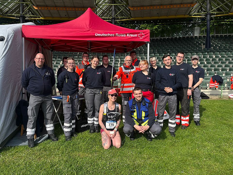 2026_5_10_Göttinger_Halbmarathon__14_.jpeg Mitglieder der DRK-Bereitschaften aus dem Kreisverband Göttingen-Northeim e. V vor der Unfallhilfestation beim Halbmarathon im Jahnstadion in Göttingen