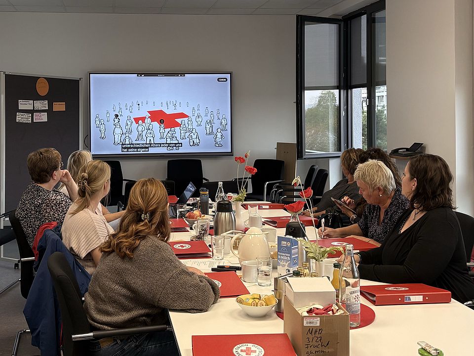 2026_10_01_Teamtag_Kita_Löwenhagen__6_.jpg Kita-Team Löwenhagen verfolgt während des Teamtags eine Präsentation zu Werten und Strukturen des Deutschen Roten Kreuzes.
