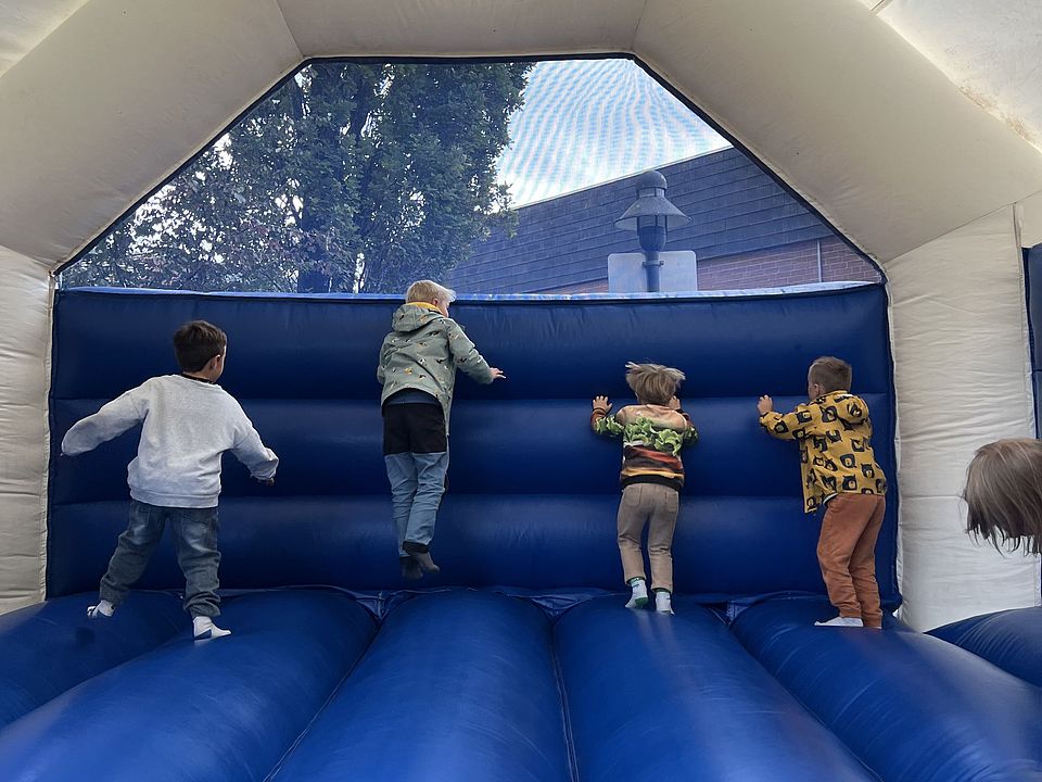 2026_09_21_Kindertag_Kita_Volkmarshausen__8_.jpeg Kinder auf einer Hüpfburg
