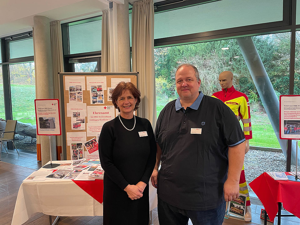 Kreisversammlung Vorstand Vorstandsvorsitzende und Vorstand stehen vor einem mit historischen Dingen dekorierten Ausstellungstisch