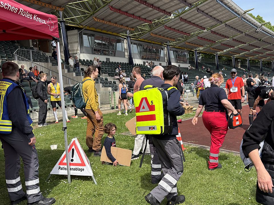 2026_5_10_Göttinger_Halbmarathon__14_.jpg Einsatz der DRK-Bereitschaft im Sanitätsdienst beim Göttinger Halbmarathon: Bereitschaftsmitglieder rücken zu einem Einsatz mit Notfallrucksack im Jahnstadion aus