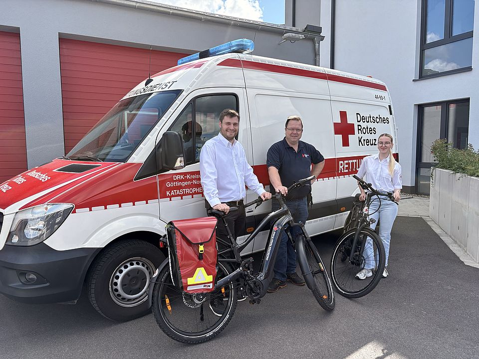 2026_08_07_F6_Fahrradstaffel_Gründung_Aufnahmen_von_Miriam__42_.jpg Zur Gründung der ersten Fahrradstaffel des DRK-Kreisverbands Göttingen-Northeim präsentieren Michelle Jonson und Mika Wolfram aus der Bereitschaftsleitung Göttingen gemeinsam mit Kreisbereitschaftsleiter Torsten Dunemann die neuen E-Bikes vor einem Fahrzeug des Katastrophenschutzes in der Zimmermannstraße 4 in Göttingen