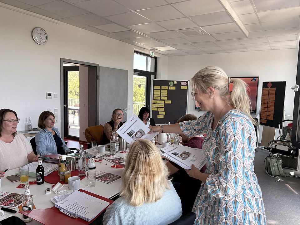 2026_08_11_Kita_Adelebsen_Fachtag_Begrüßung__5_.jpg Mitarbeitende der neuen DRK-Kita Adelebsen beim gemeinsamen Teamtag beim DRK-Kreisverband Göttingen-Northeim e. V., gemeinsam mit der DRK-Kita Fachberatung