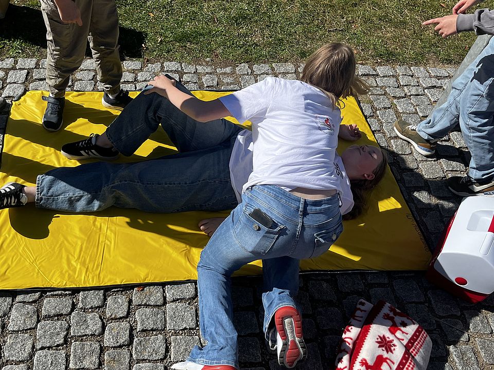 Schülerin des Schulsanitätsdienstes der Thomas-Mann-Schule in Northeim zeigt stabile Seitenlage