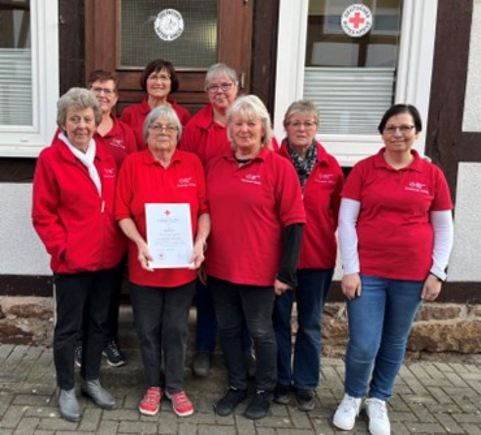 Gruppenfoto mit Ingrid Weidner, Karin Berndt (Ehrung), Susanne Jatho, Hella Lehmann (2. Vors.), Rikarda Kühne, Anke Schucht (Kassenwartin), Angelika Seefried (1. Vors.), Susanne Voß (Schriftführerin)