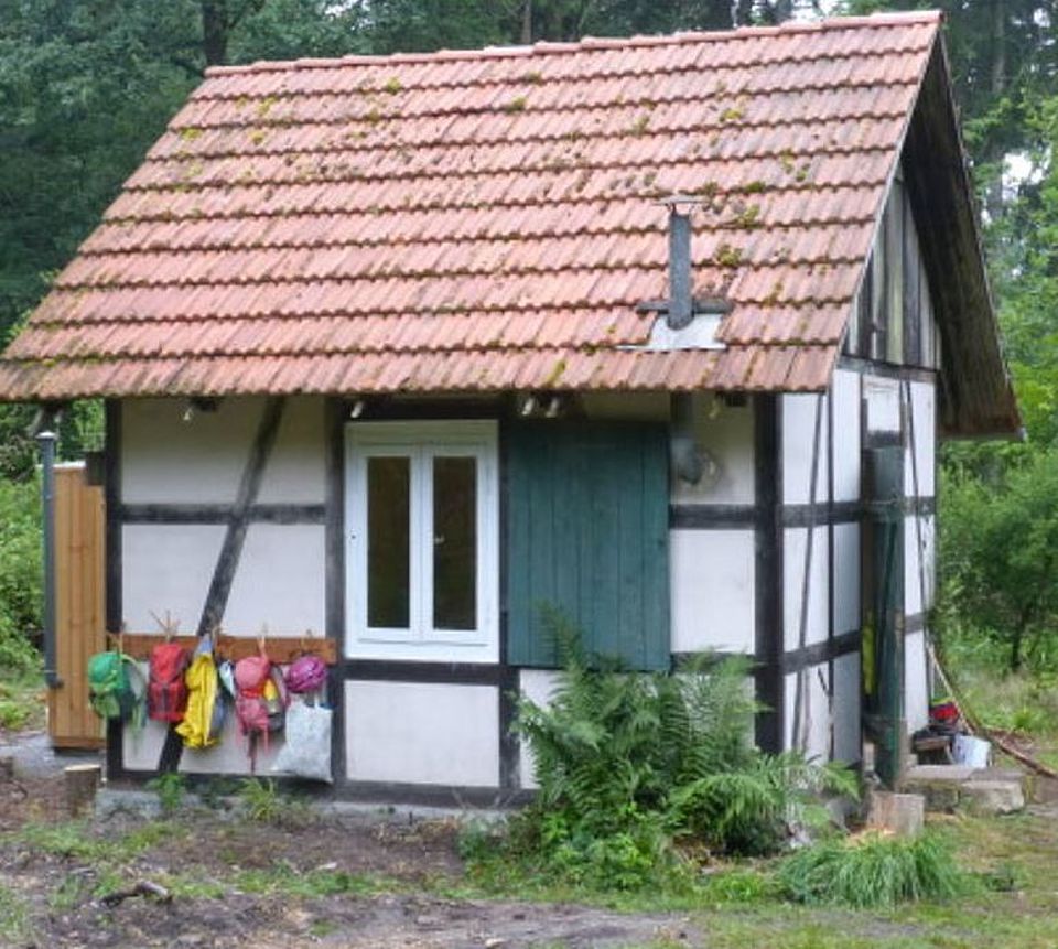 Kleines Fachwerkhaus am Waldrand stehend für Aufenthalt der Kinder