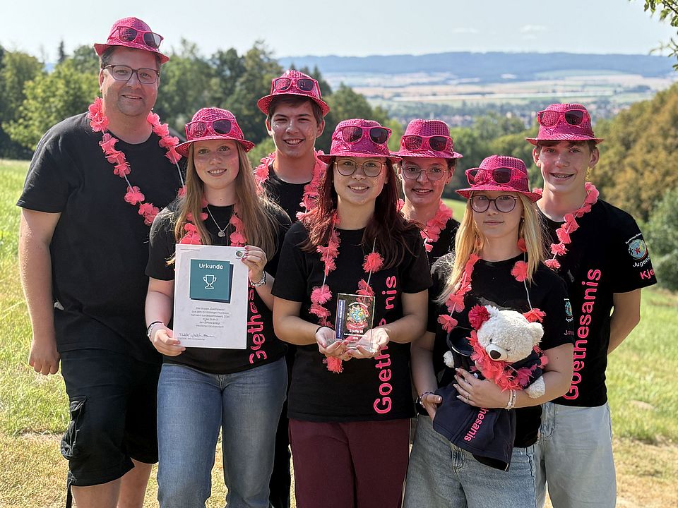 2026_08_17_JRK_Gruppe_mit_UrkundeIMG_0489.jpg Goethesanis des JRK im DRK-Kreisverband Göttingen-Northeim e. V. vom JRK Einbeck beim Landeswettbewerb in pinken Klamotten und Urkunden