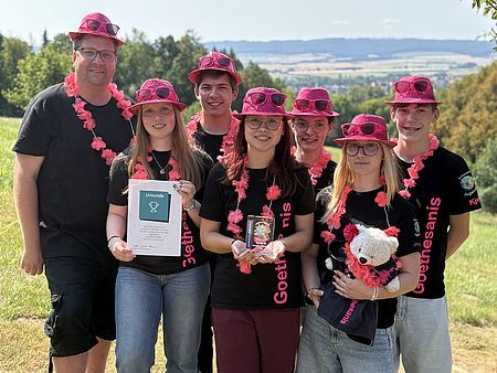 Goethesanis des JRK im DRK-Kreisverband Göttingen-Northeim e. V. vom JRK Einbeck beim Landeswettbewerb in pinken Klamotten und Urkunden