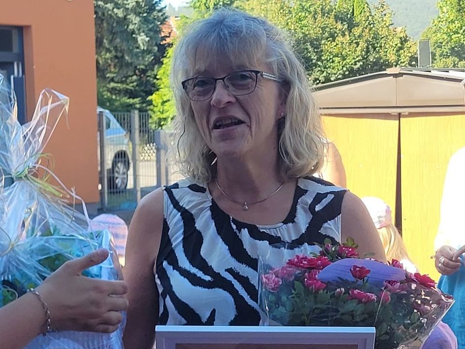 2026_08_14_40_jähriges_Jubiläum_Erzieherin_Elke.jpg Erzieherin der DRK-Kita Hedemünden mit Geschenken zum Jubiläum