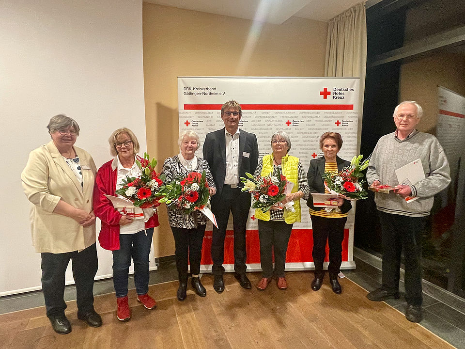 Kreisversammlung Gruppenfoto Ehrenamtliche, die geehrte wurden stehen gemeinsam mit dem Präsidenten vor einer Pressewand und halten ihre Urkunden, die Medaillen und die Präsente in den Händen