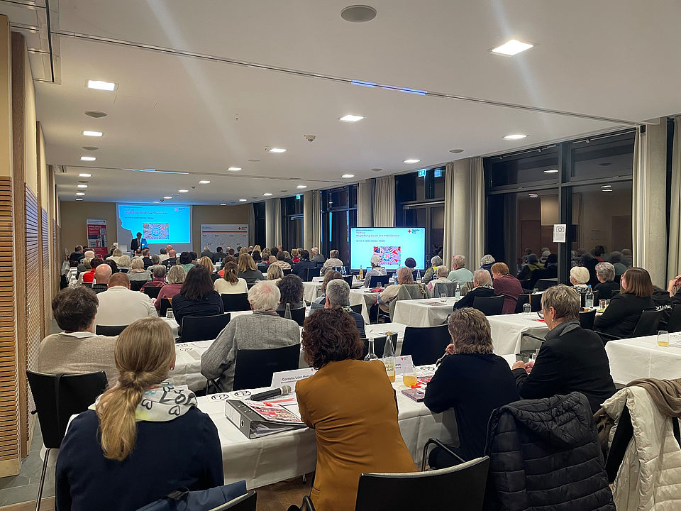 Kreisversammlung Plenum Teilnehmende der Kreisversammlung sitzen an den Tischen im Versammlungsraum und sind von hinten zu sehen, wie sie der Rede lauschen