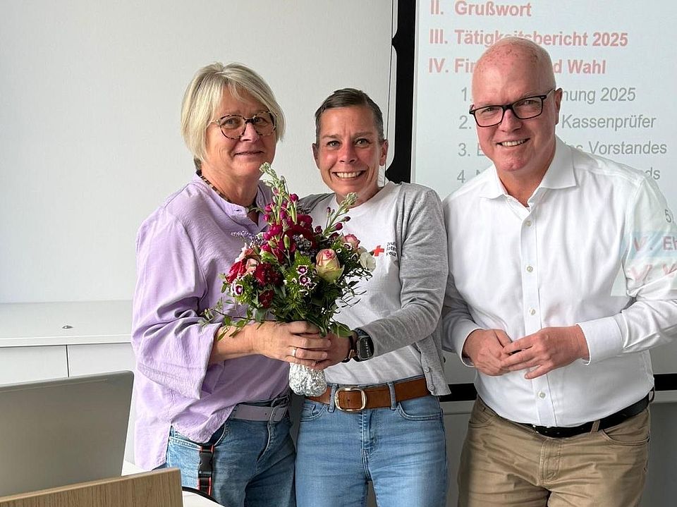 Jahreshauptversammlung des DRK-Ortsverein Göttingen, Gruppenfoto der neuen 2. Vorsitzenden Frau Ohnesorge, Beate Steinmetz und Frank Wiegelmann mit einem Blumenstrauß