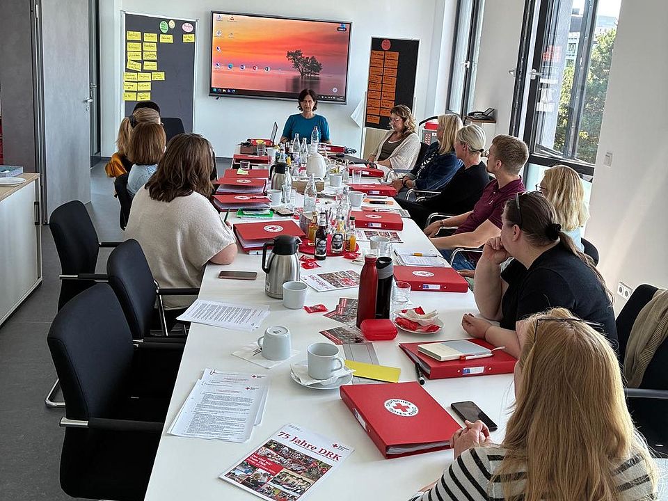 2026_08_11_Kita_Adelebsen_Fachtag_Begrüßung__9_.jpeg Mitarbeitende der neuen DRK-Kita Adelebsen beim gemeinsamen Teamtag beim DRK-Kreisverband Göttingen-Northeim e. V., gemeinsam mit der DRK-Kreisgeschäftsführerin Petra Reußner