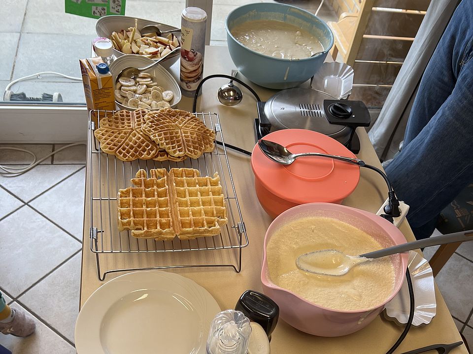 2026_09_21_Kindertag_Kita_Volkmarshausen__7_.jpeg Waffeln mit Zutaten und Waffelmaschine auf einem Tisch